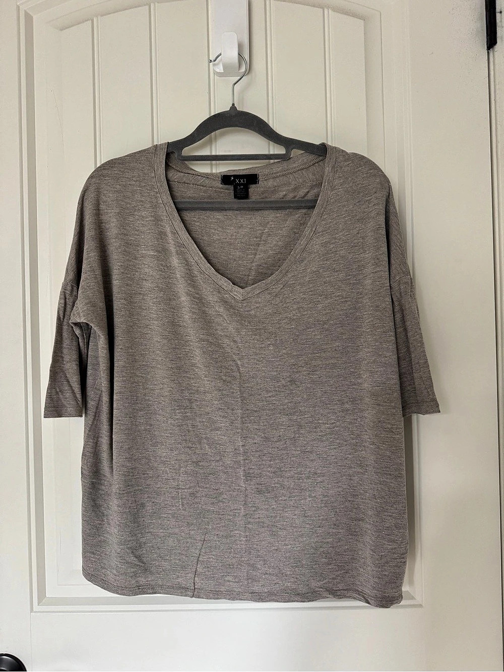 FOREVER 21 Gray Beige V-Neck Tee Size S